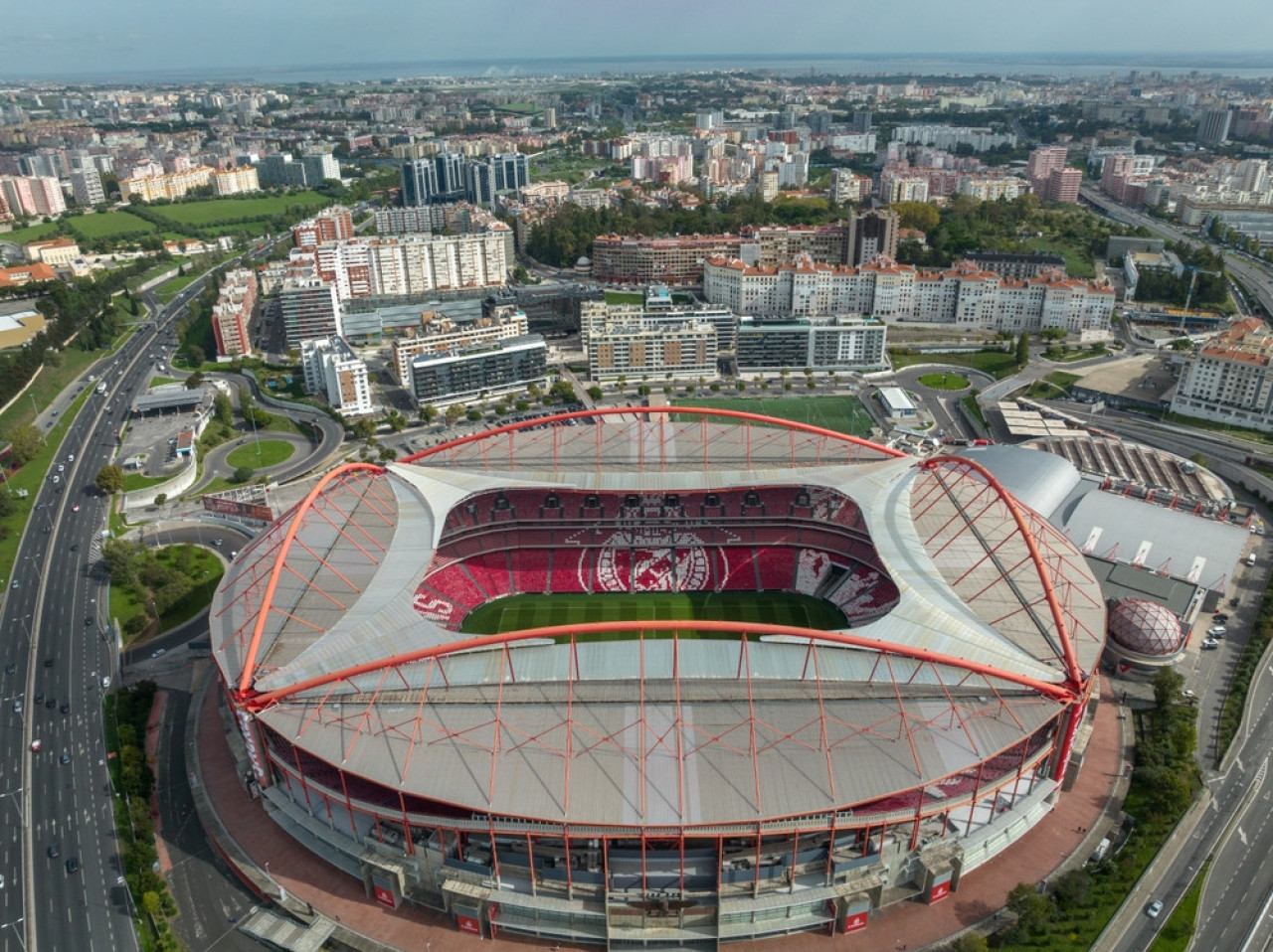 Benfica: A cidade que se ilumina com a luz do estádio   