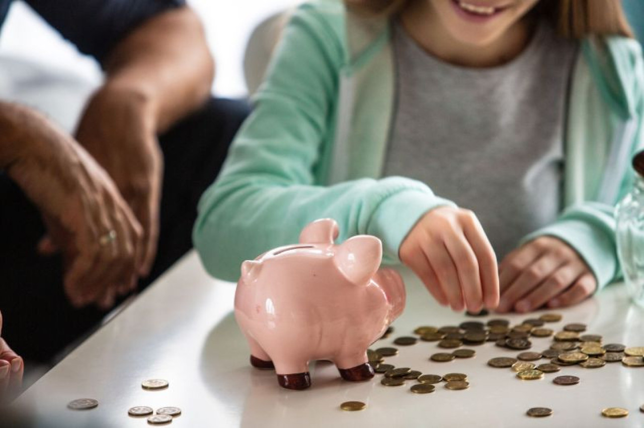 Educação financeira para pais: Como ensinar os filhos a poupar desde cedo 