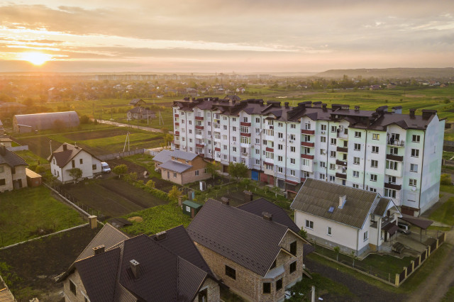 Quem tem maior poder de compra opta por adquirir moradias ou apartamentos? 