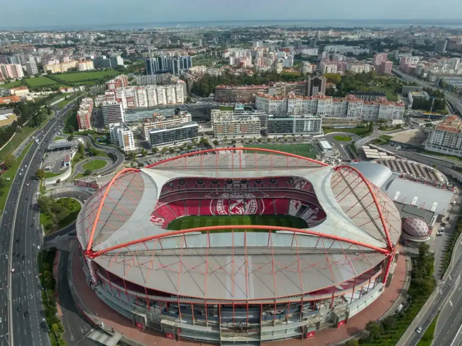 Benfica: Une ville éclairée par la lumière du stade.