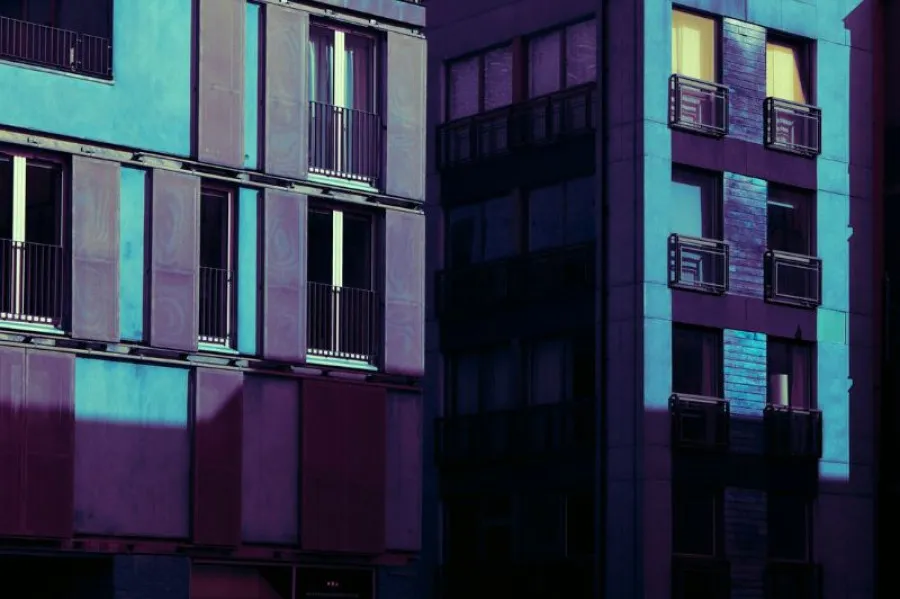 Prédios em tons de azul e roxo simbolizando comprar casa em Portugal