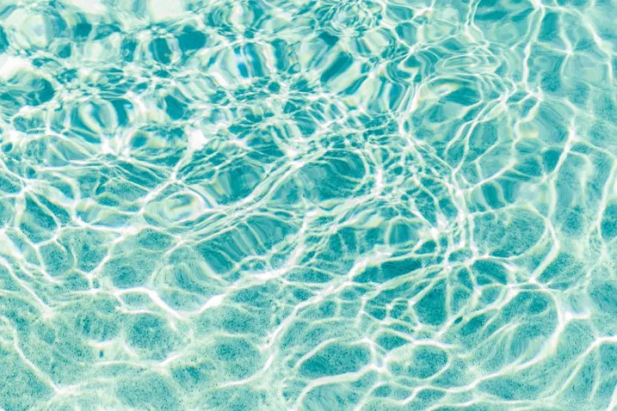 Piscina com movimentações de água azul cristalina