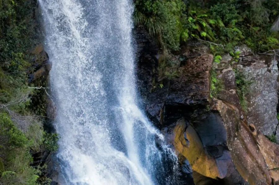 Cascata com água a cair em ravina simbolizando taxa de juro que cai
