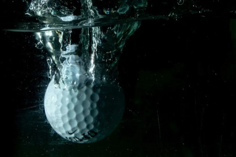 Bola de ping pong a cair dentro de água