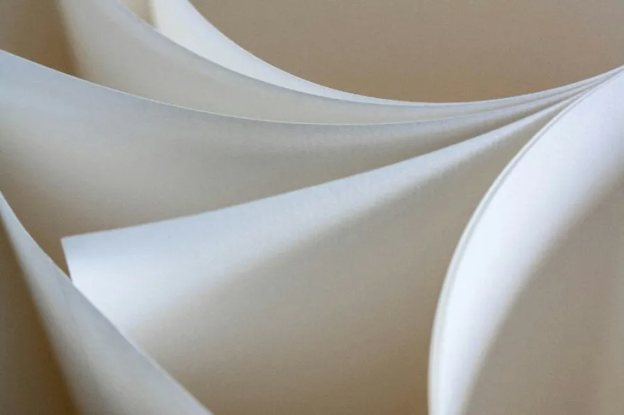 Folhas de papel em movimento