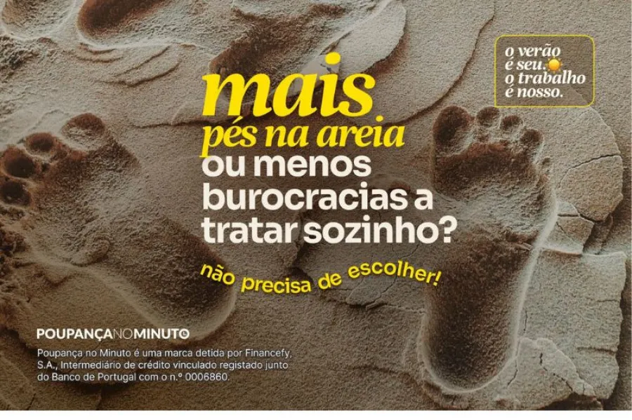 Pegadas marcadas na areia de uma praia, com texto publicitário sobreposto que diz: “Mais pés na areia ou menos burocracias a tratar sozinho? Não precisa de escolher!” No canto superior direito, lê-se: “O verão é seu. O trabalho é nosso.” Em baixo, está o logótipo “Poupança no Minuto” com informação legal sobre a empresa Financefy, S.A.