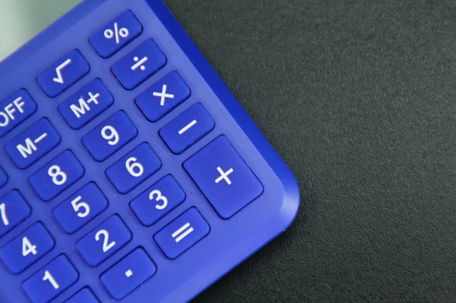 Calculadora roxa com fundo preto