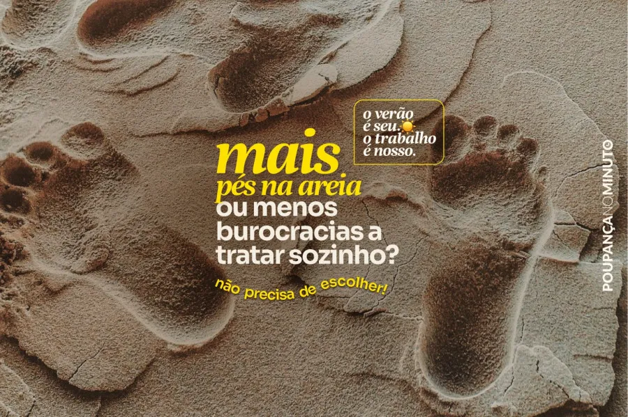 Pegadas marcadas na areia de uma praia, com texto publicitário sobreposto que diz: “Mais pés na areia ou menos burocracias a tratar sozinho? Não precisa de escolher!” No canto superior direito, lê-se: “O verão é seu. O trabalho é nosso.” Em baixo, está o logótipo “Poupança no Minuto” com informação legal sobre a empresa Financefy, S.A.