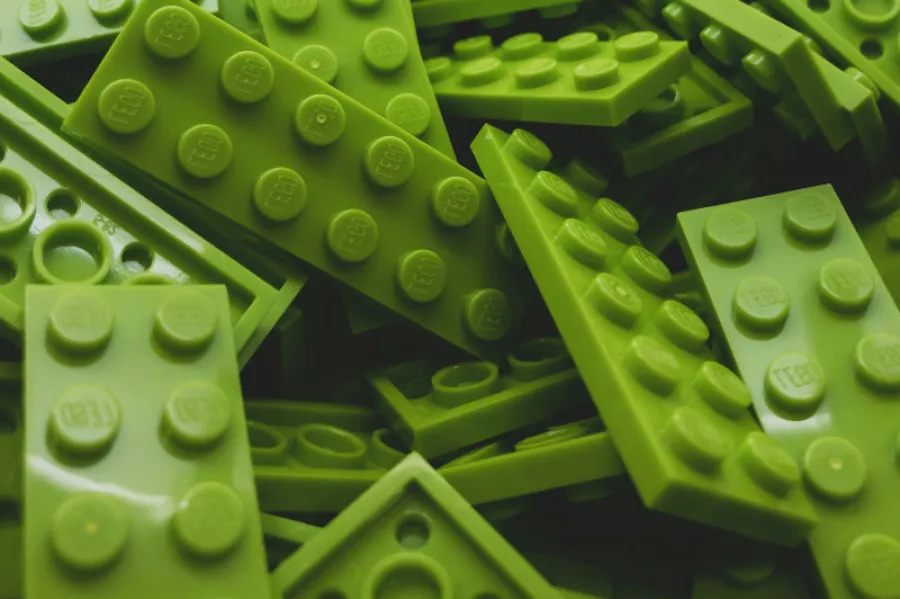 Várias peças de lego verde de variados tamanhos