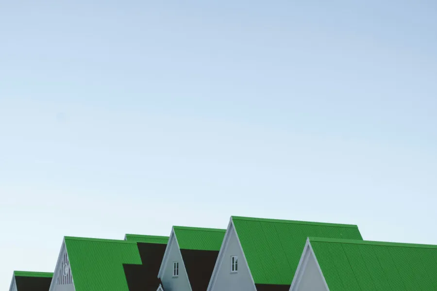 Várias casas alinhadas, todas com telhados verdes, simbolizando a renegociação do crédito habitação.