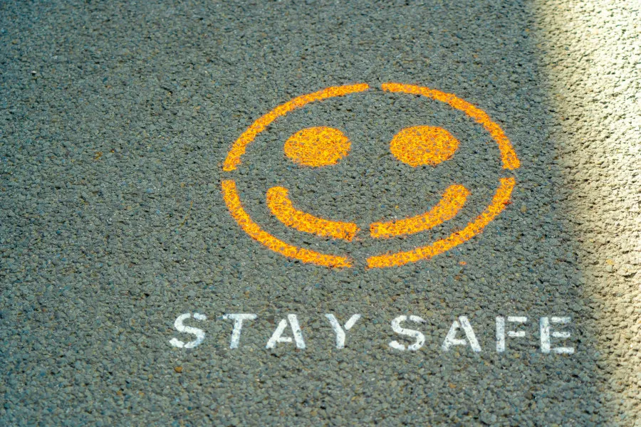 Um emoji feliz dizendo ‘Stay safe’, mostrando que estar protegido com um seguro de vida é sinônimo de tranquilidade.