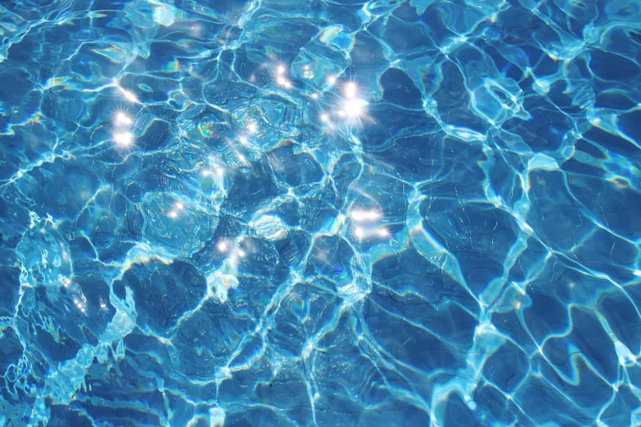 Piscina com movimentações de água azul cristalina