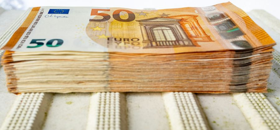 Molho de dinheiro em notas de 50 euros