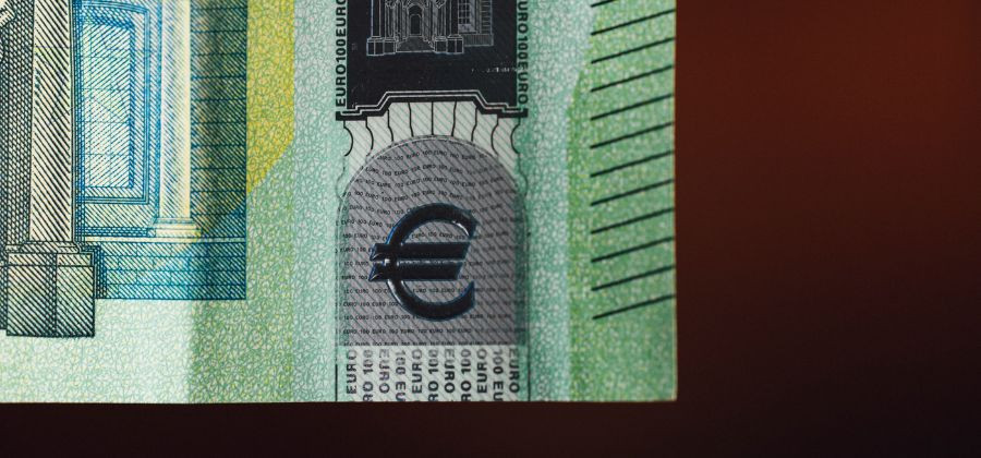 Nota euros simbolizando compra de casa por jovens garantia governo
